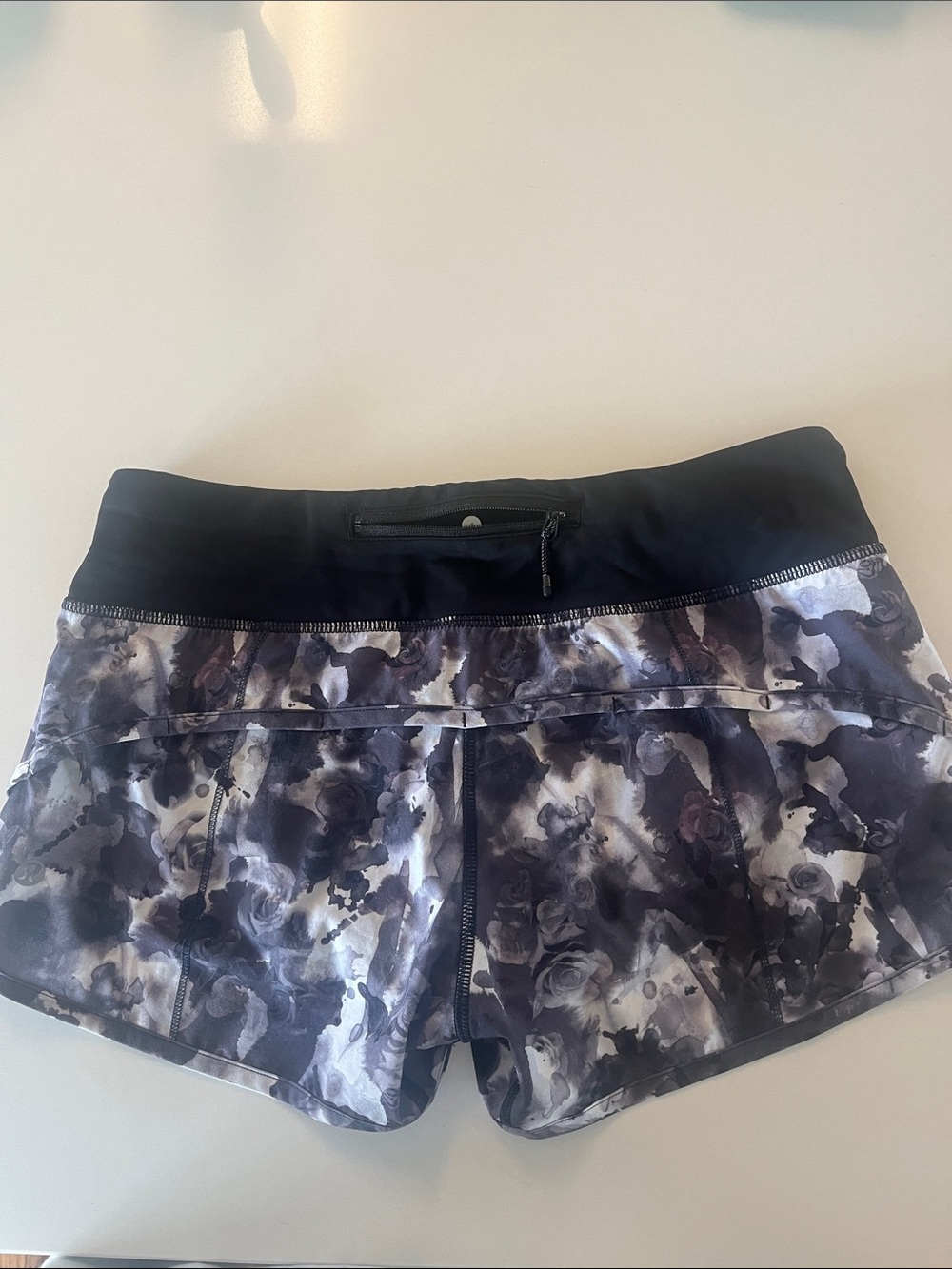Lululemon rose pattern speed up shorts 2.5” size 4